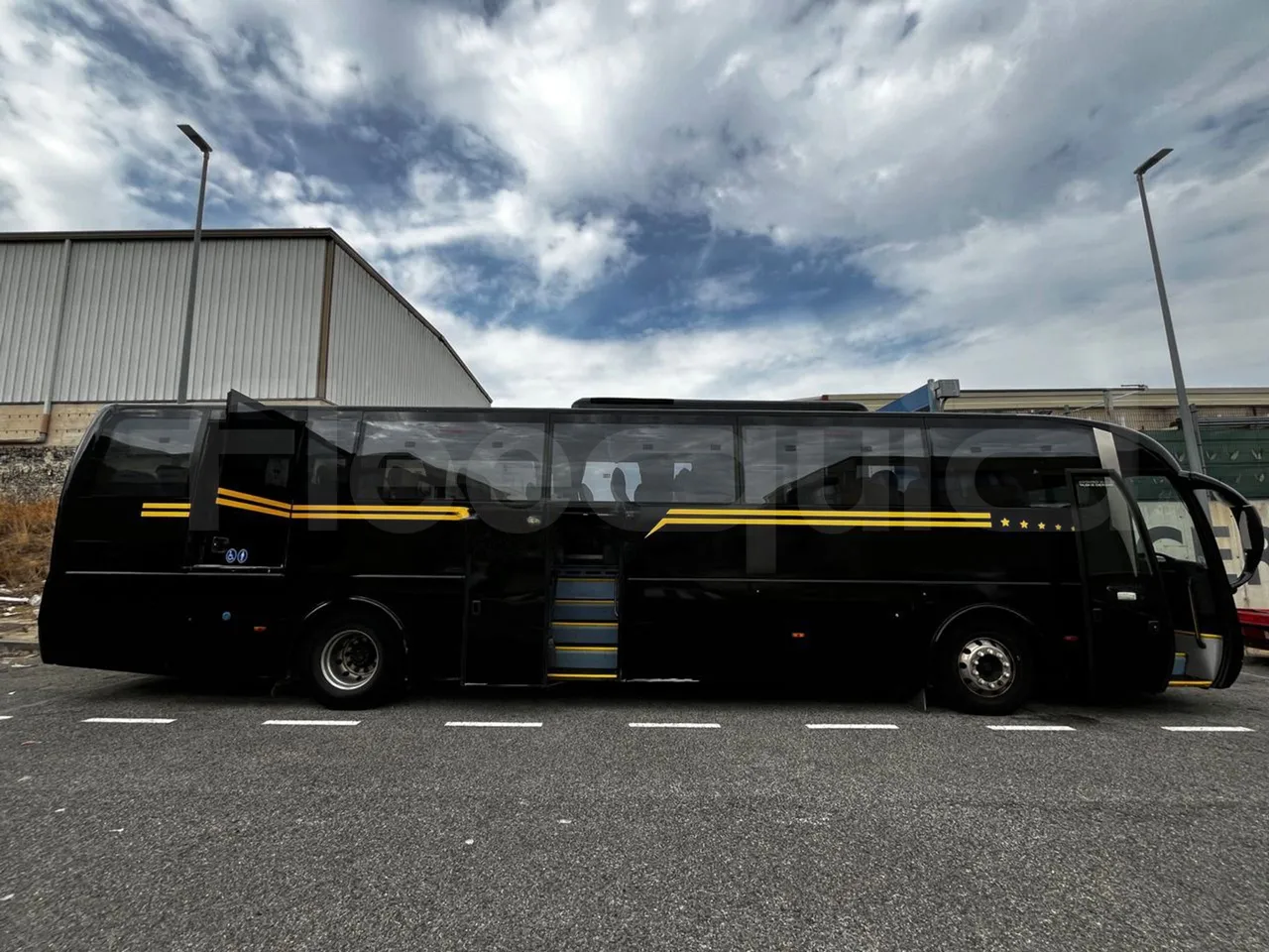 Volvo B12B B12B - EUR4 - 309kW -12.975m - right side doors closed
