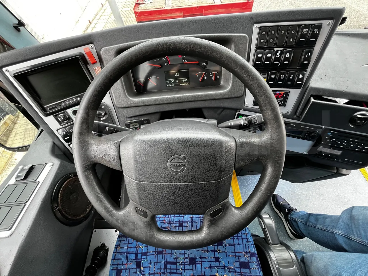 Volvo B12B B12B - EUR4 - 309kW -12.975m - steering wheel photo