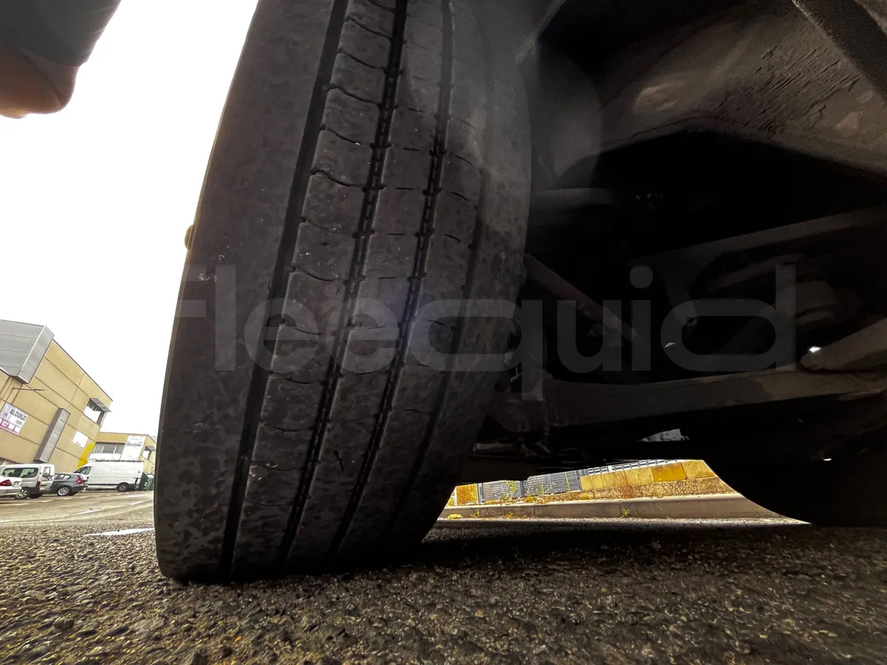 Volvo B12B B12B - EUR4 - 309kW -12.975m - rear left tire photo