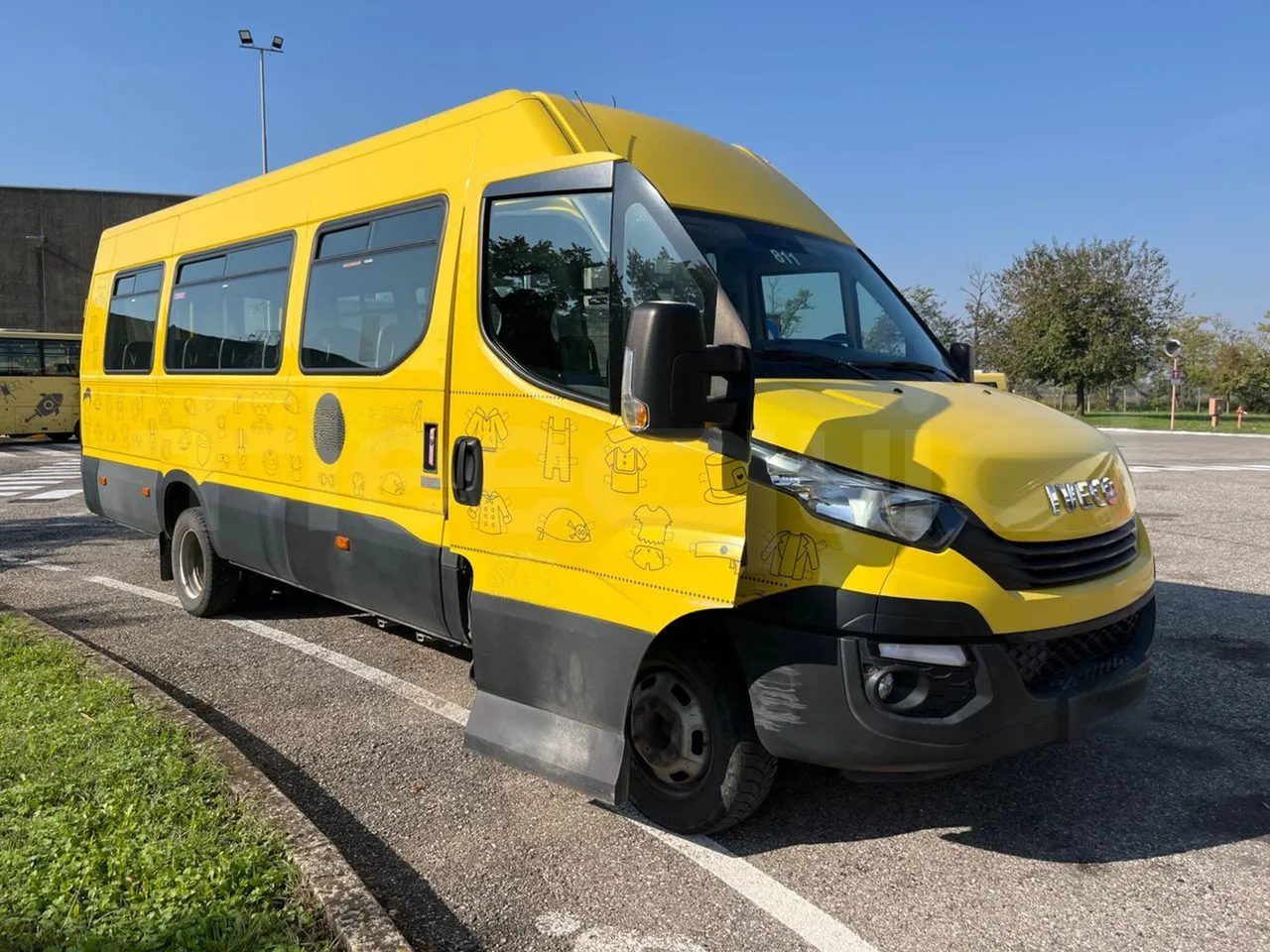 Iveco Daily A50/S34/VI - EUR6 - 110kW - 7.498m - 3/4 right front doors open