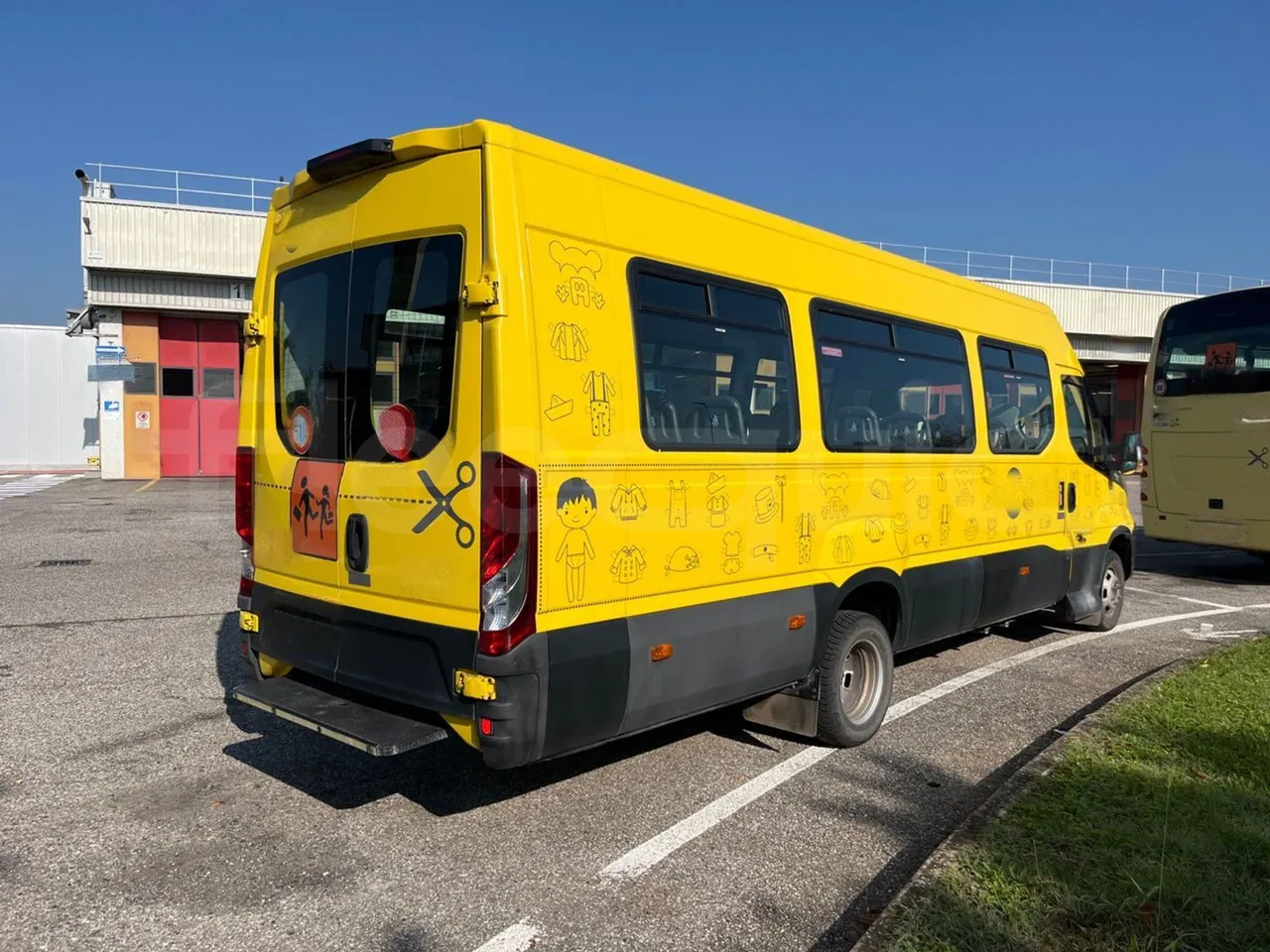 Iveco Daily A50/S34/VI - EUR6 - 110kW - 7.498m - 3/4 right rear doors closed
