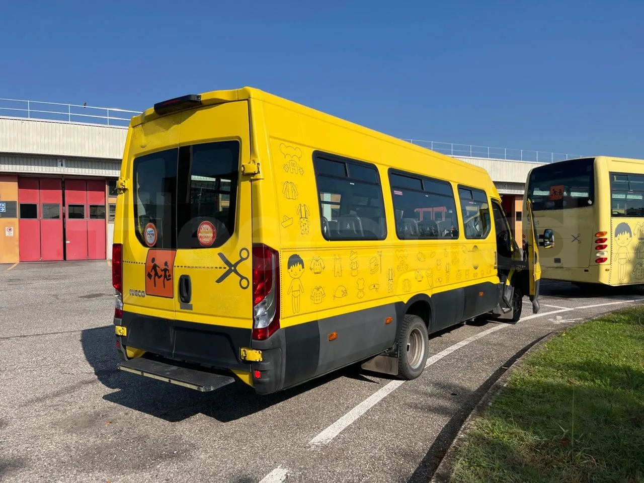 Iveco Daily A50/S34/VI - EUR6 - 110kW - 7.498m - 3/4 right rear doors open