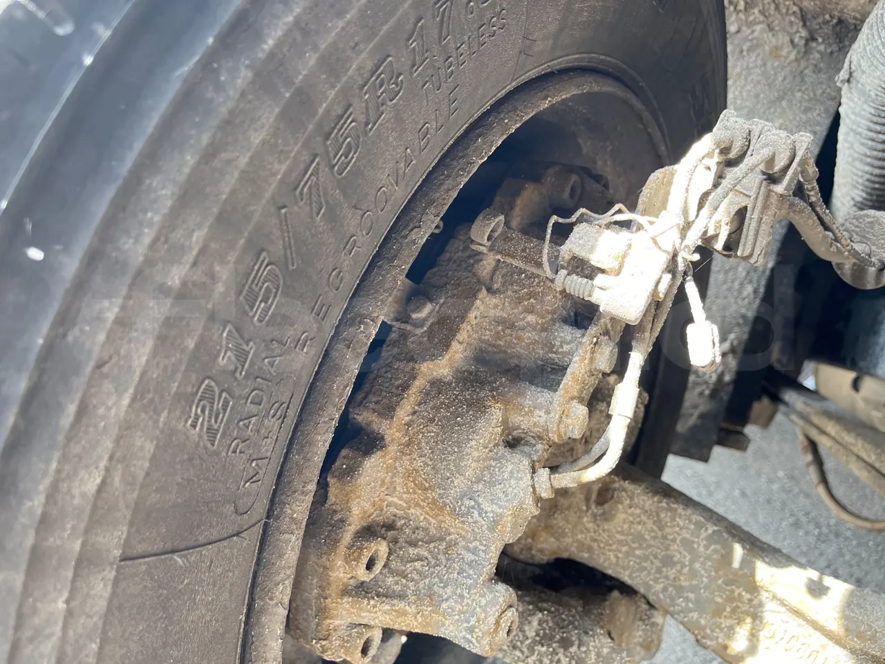 Mercedes-Benz Mago MB 814D/48 - Euro 3 - 100 kW - 8,400 mt - front brake calipers right