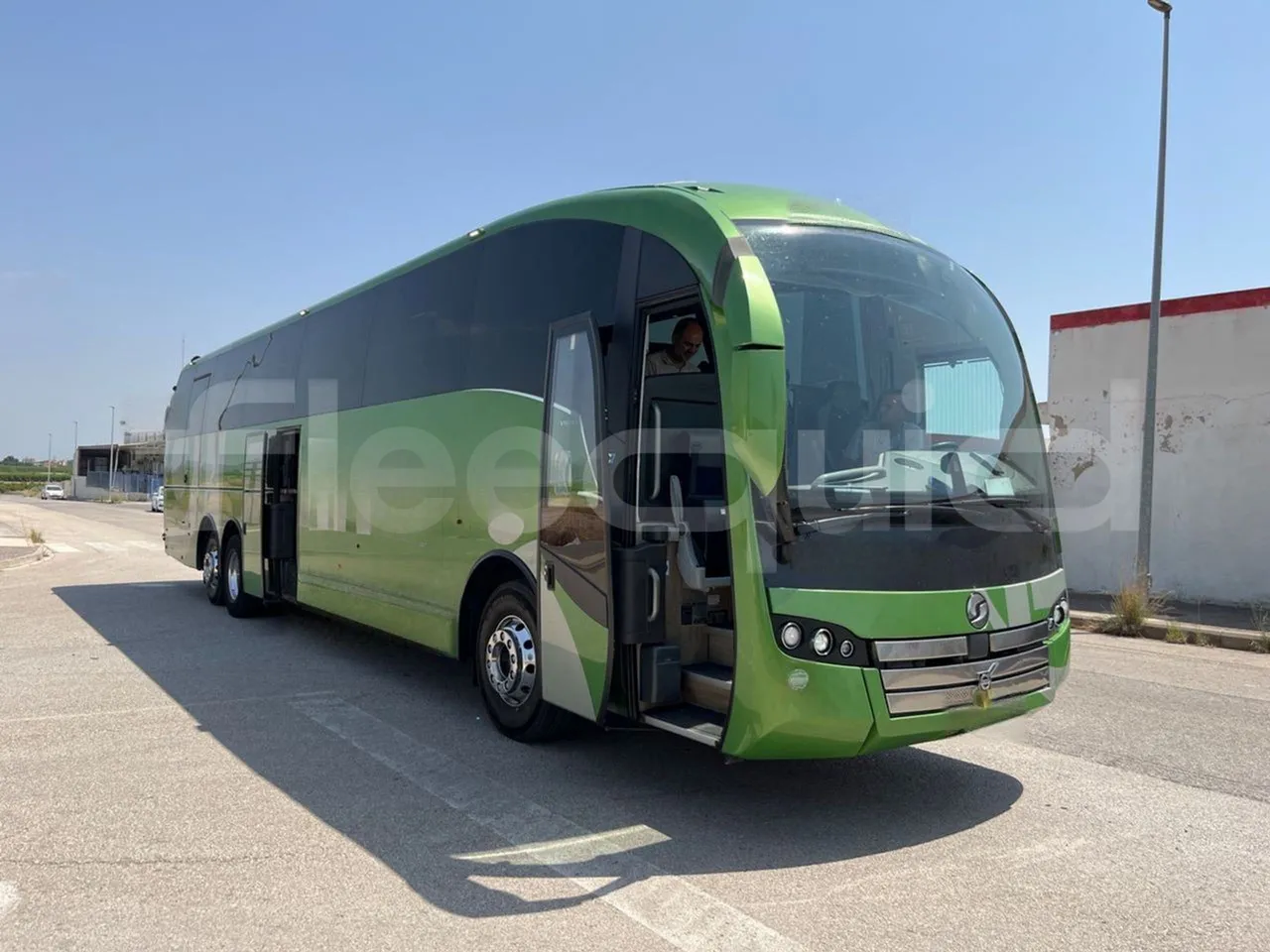 Volvo Sunsundegui Sunsundegui/Euro6-345Kw-14.995 Mt - 3/4 right front doors open