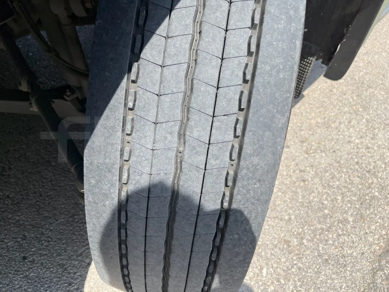 Volvo Sunsundegui Sunsundegui/Euro6-345Kw-14.995 Mt - tread condition front tires left