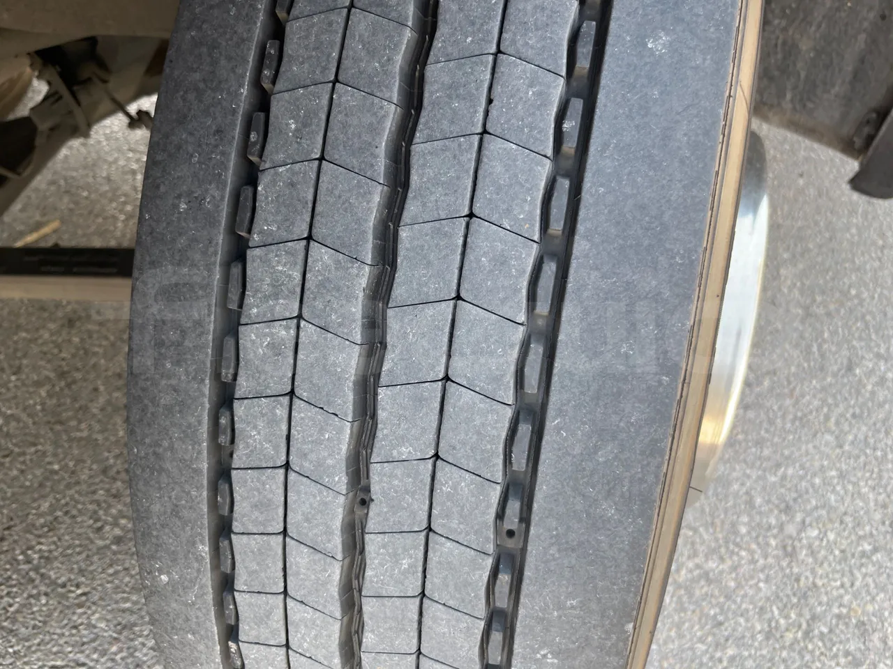 Volvo Sunsundegui Sunsundegui/Euro6-345Kw-14.995 Mt - tread condition front tires right