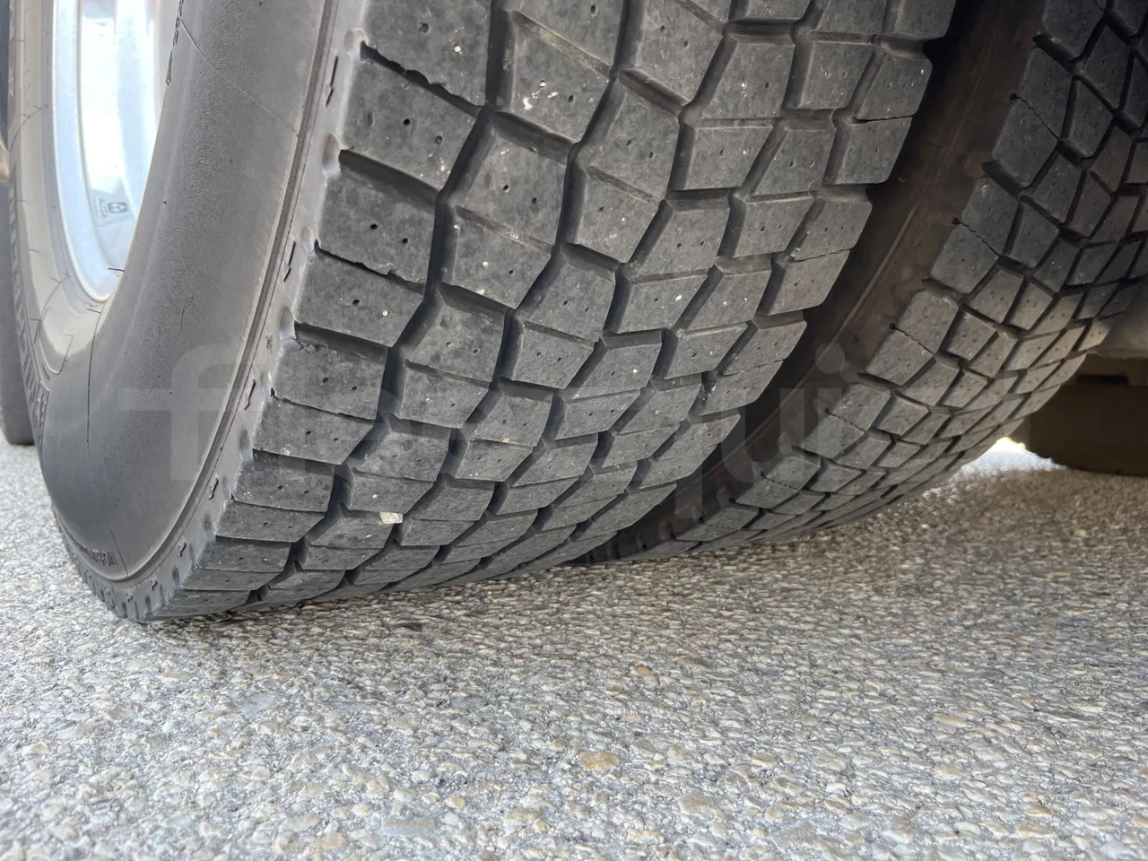 Volvo Sunsundegui Sunsundegui/Euro6-345Kw-14.995 Mt - tread condition second axle tires right