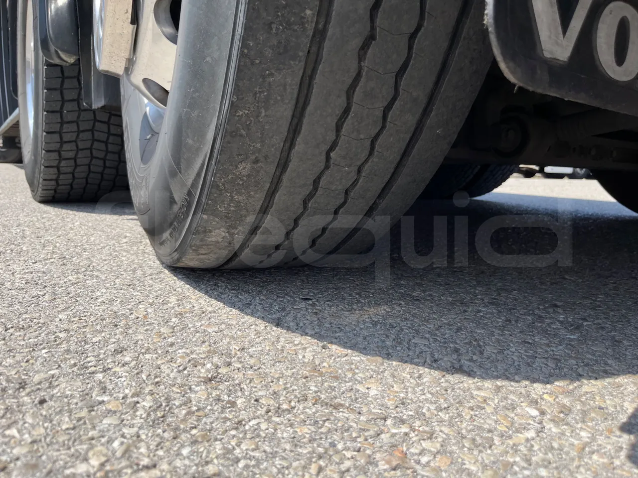 Volvo Sunsundegui Sunsundegui/Euro6-345Kw-14.995 Mt - tread condition third axle tires left