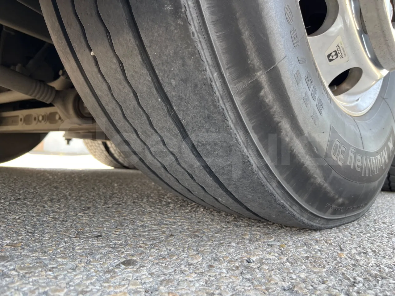 Volvo Sunsundegui Sunsundegui/Euro6-345Kw-14.995 Mt - tread condition third axle tires right