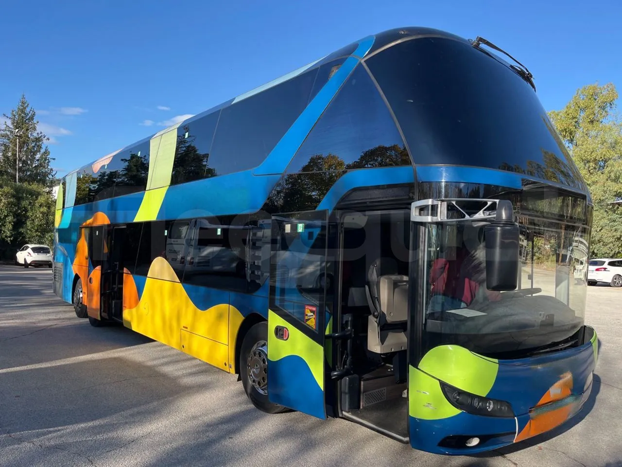 Neoplan Skyliner V6ACE -EUR6 -375kW -14m - 3/4 right front doors open