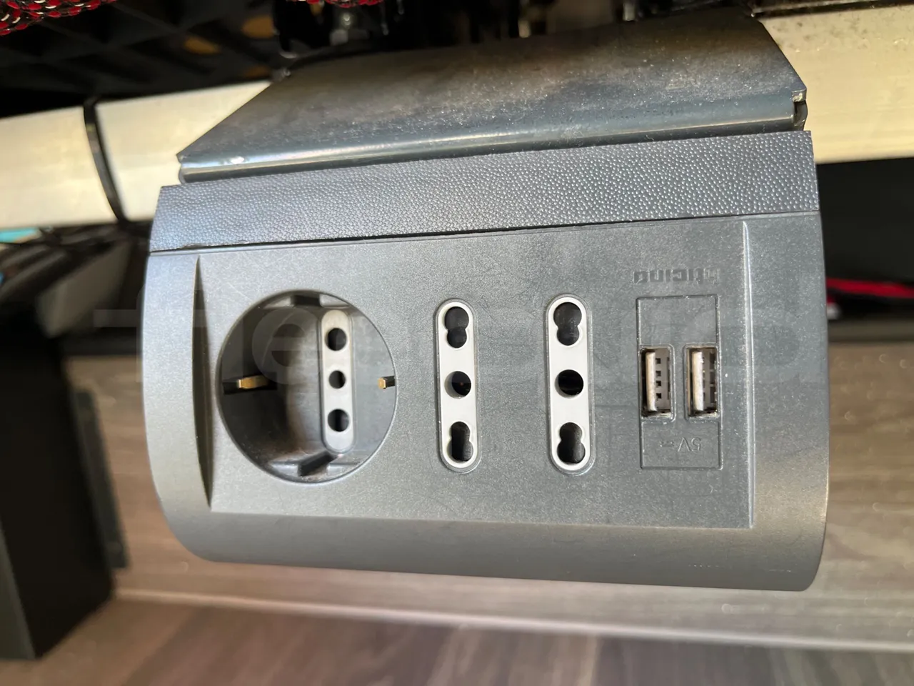 Neoplan Skyliner V6ACE -EUR6 -375kW -14m - usb charging detail