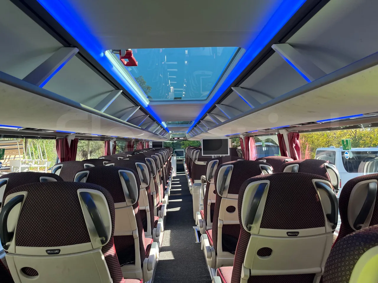 Neoplan Skyliner V6ACE -EUR6 -375kW -14m - forward view middle aisle