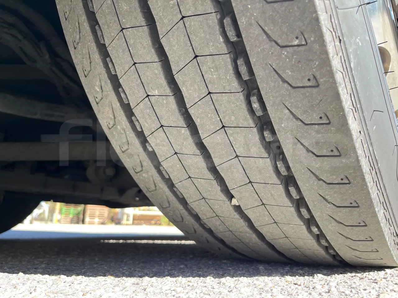 Neoplan Skyliner V6ACE -EUR6 -375kW -14m - tread condition front tires right