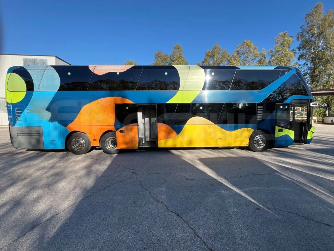 Neoplan Skyliner V6ACE -EUR6 -375kW -14m - right side doors open