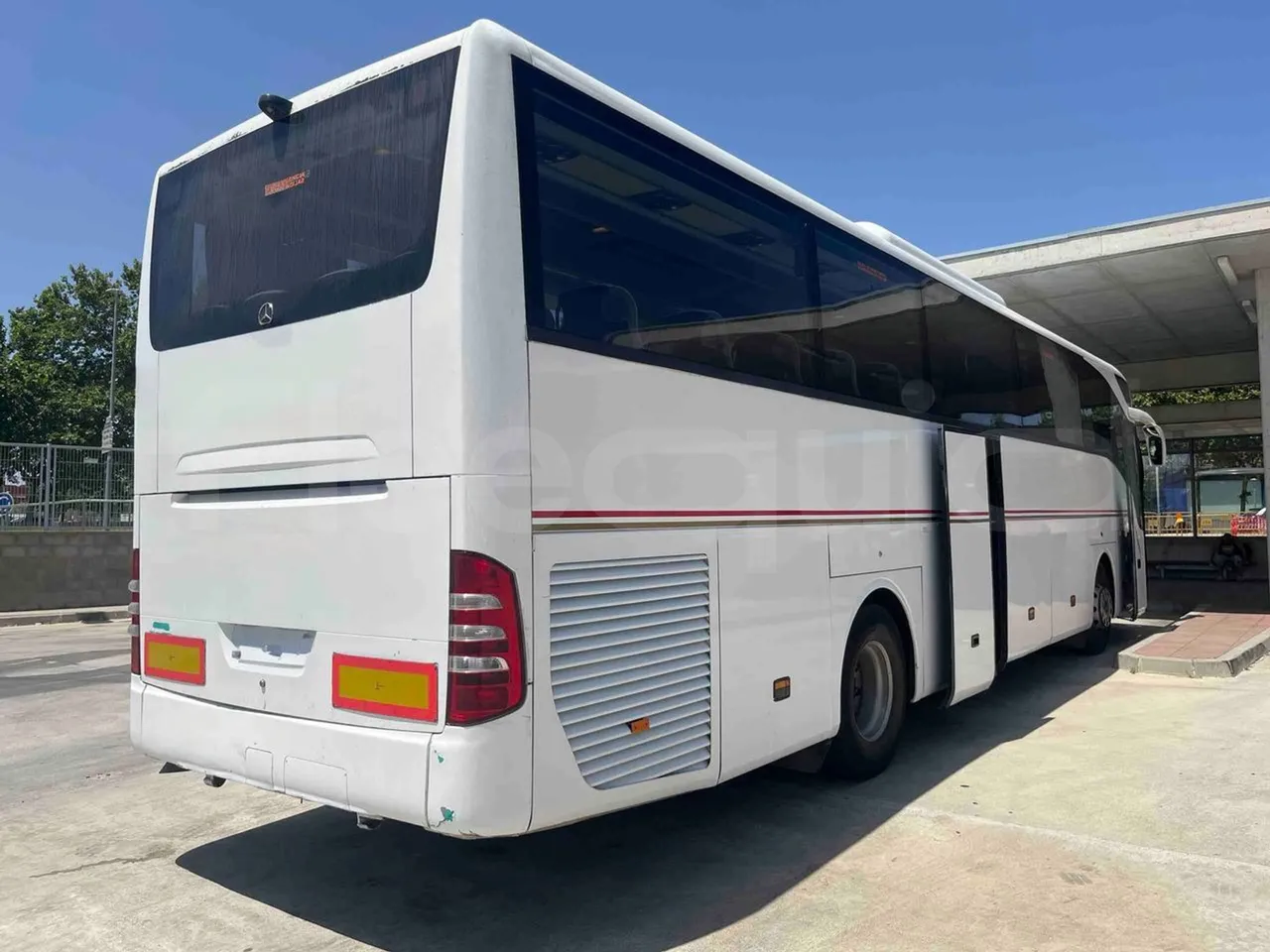 Mercedes-Benz Tourismo - 3/4 right rear doors open