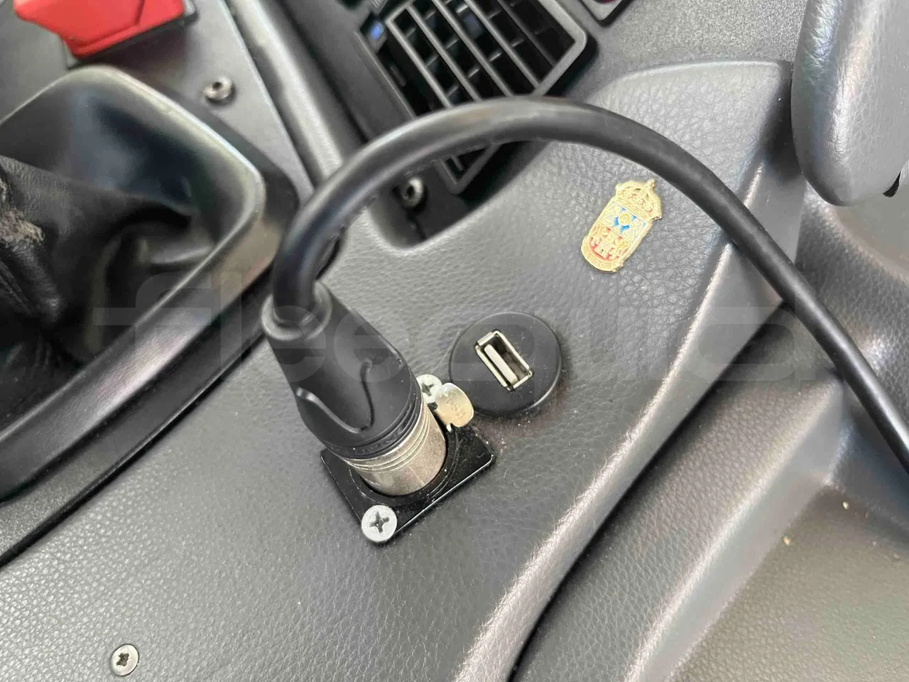 Mercedes-Benz Tourismo - usb charging detail