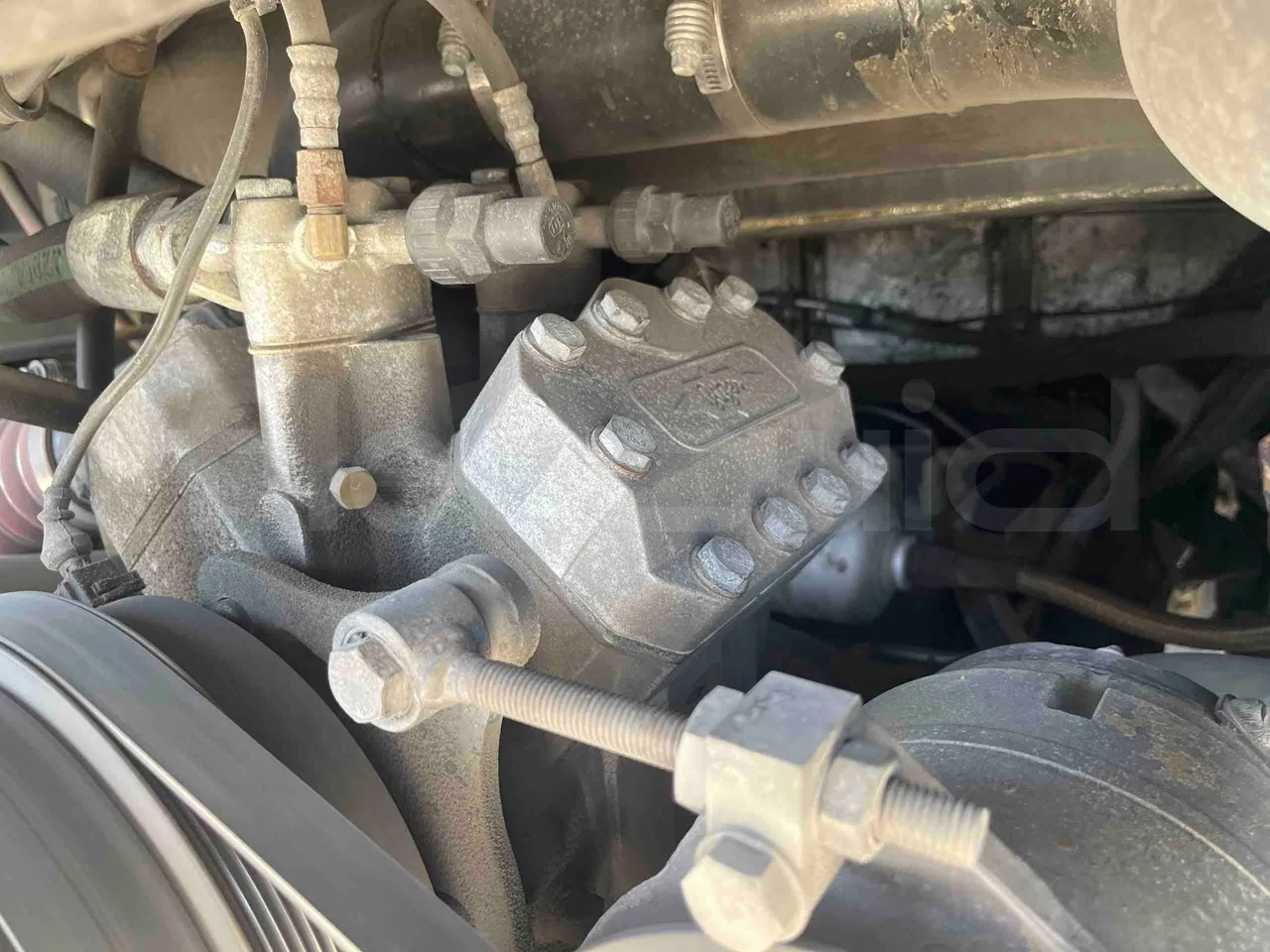 Mercedes-Benz Tourismo - air conditioning compressor