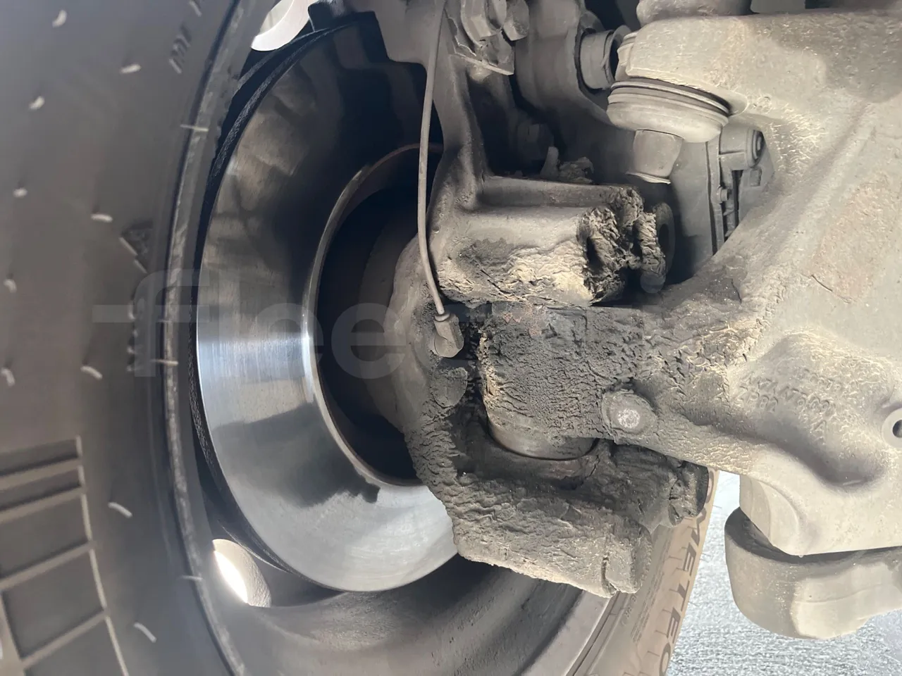 Mercedes-Benz Tourismo - front discs left