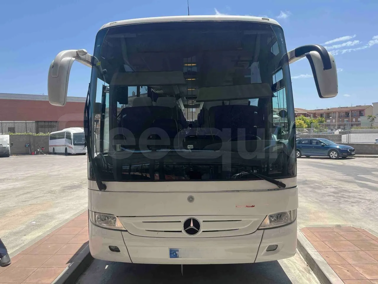 Mercedes-Benz Tourismo - front photo