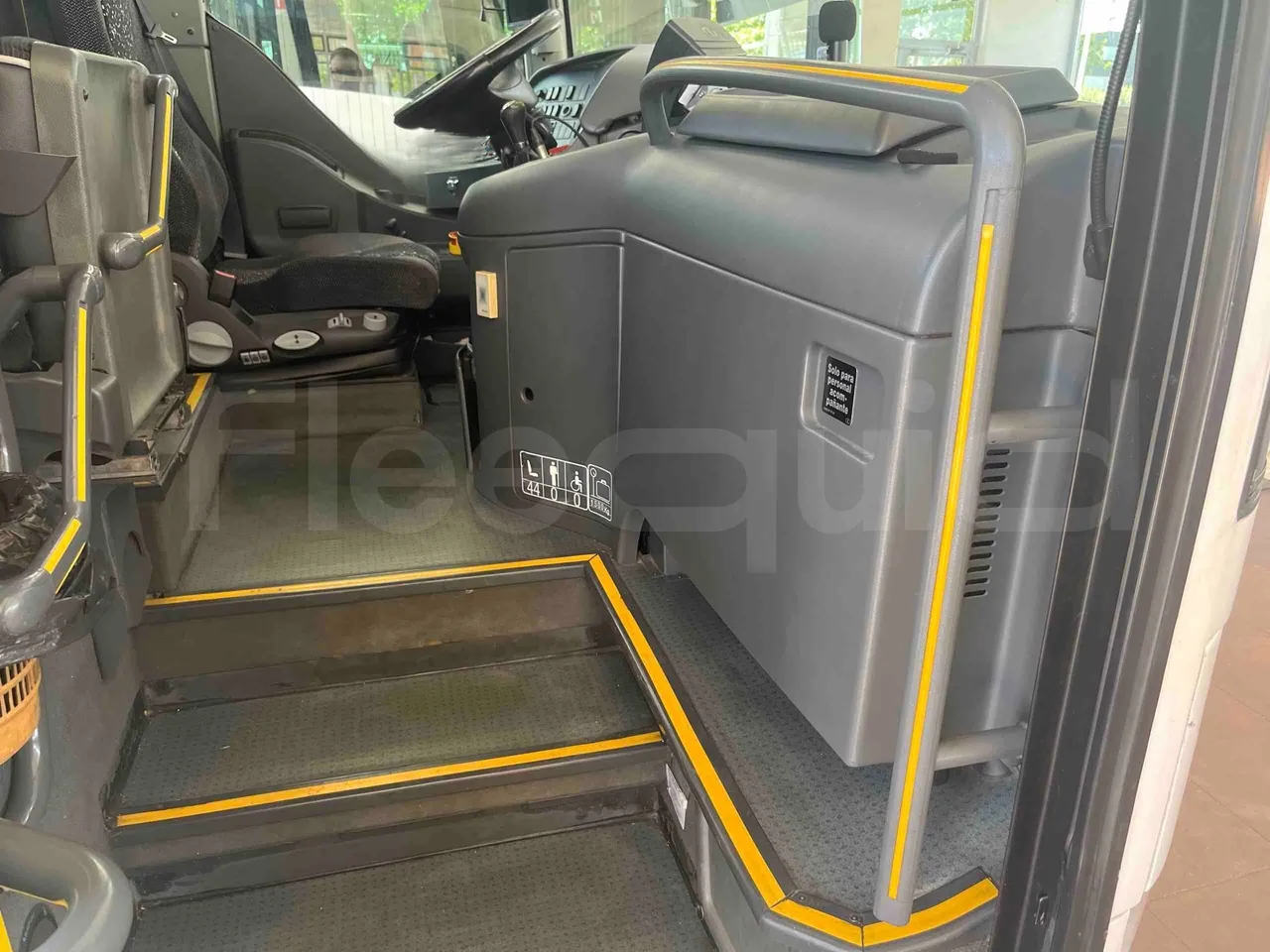Mercedes-Benz Tourismo - handrails photo