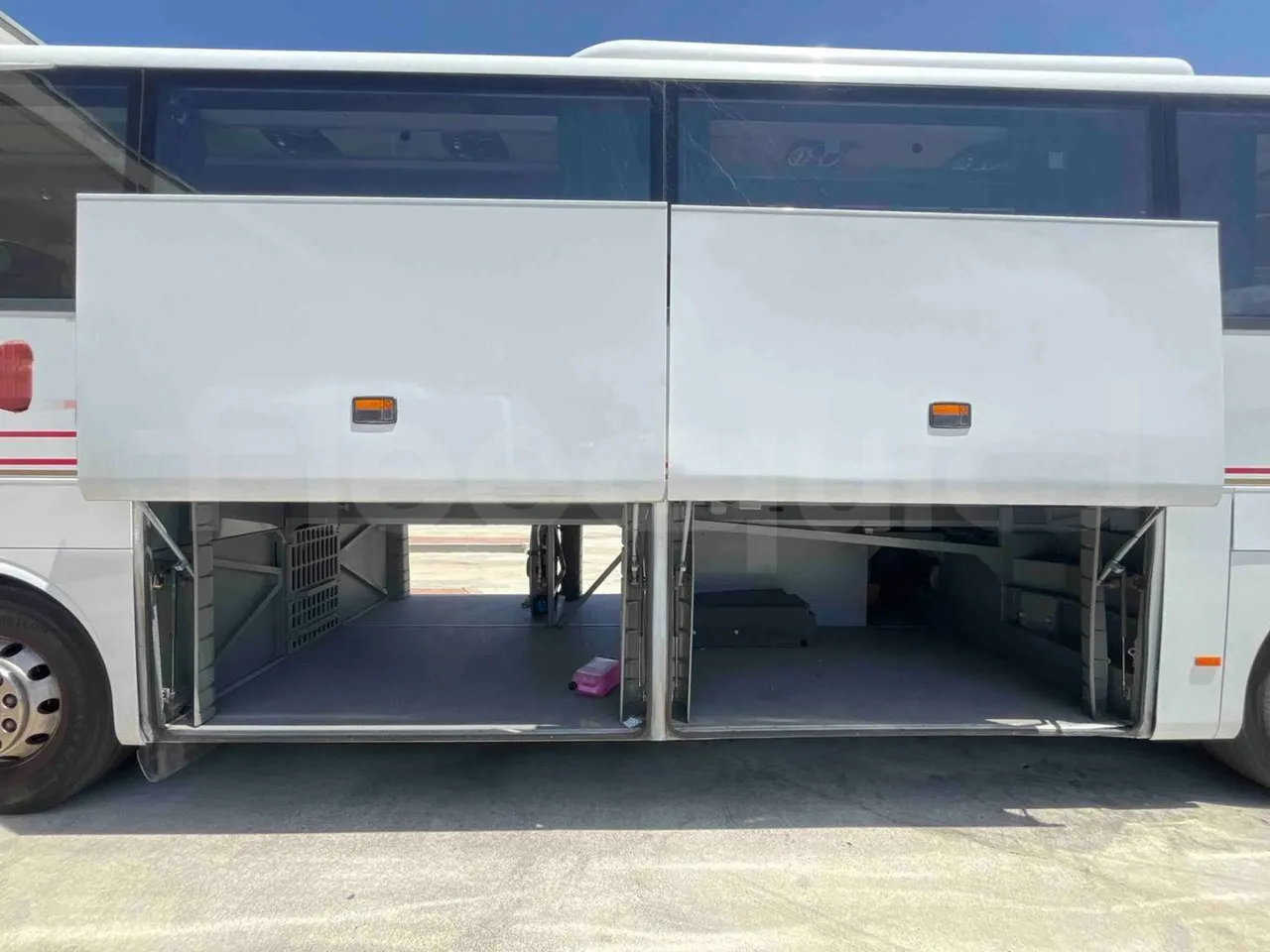 Mercedes-Benz Tourismo - luggage rack photo