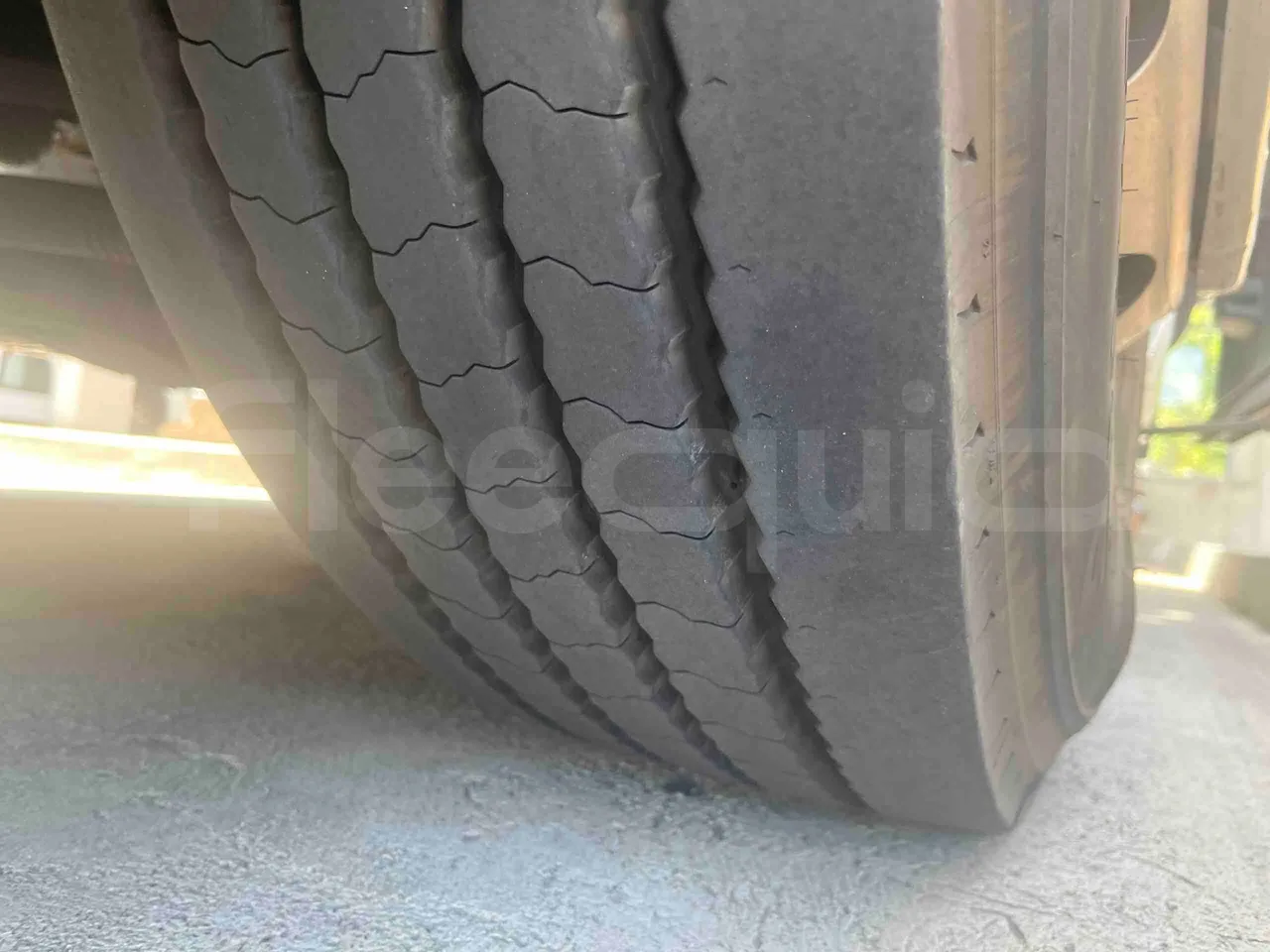 Mercedes-Benz Tourismo - tread condition front tires right