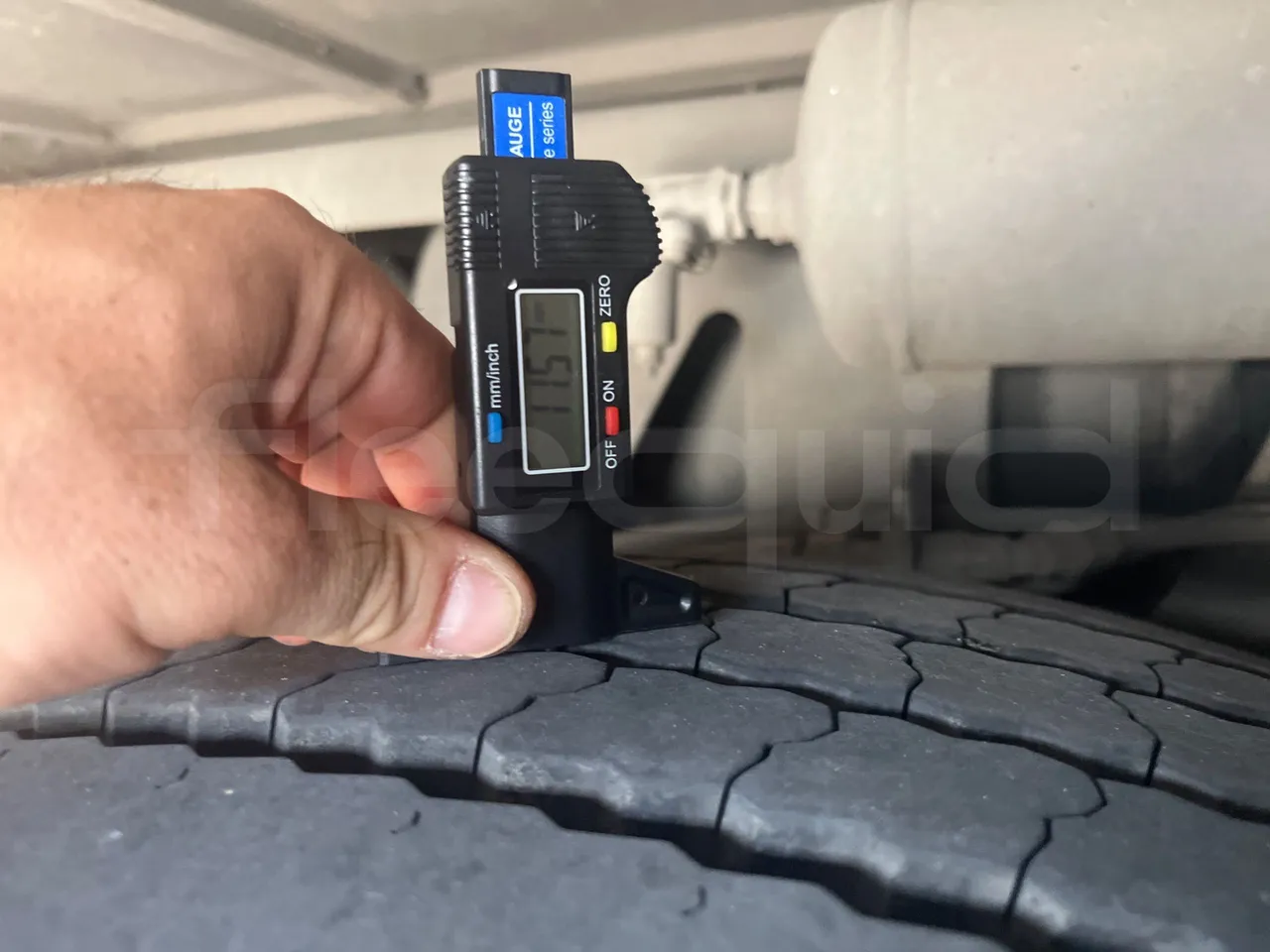 Mercedes-Benz Tourismo - tread condition third axle tires left
