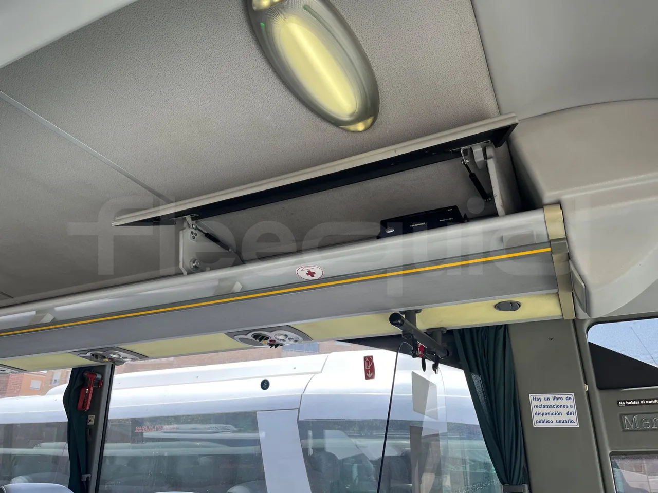 Mercedes-Benz Tourismo - overhead compartments photo