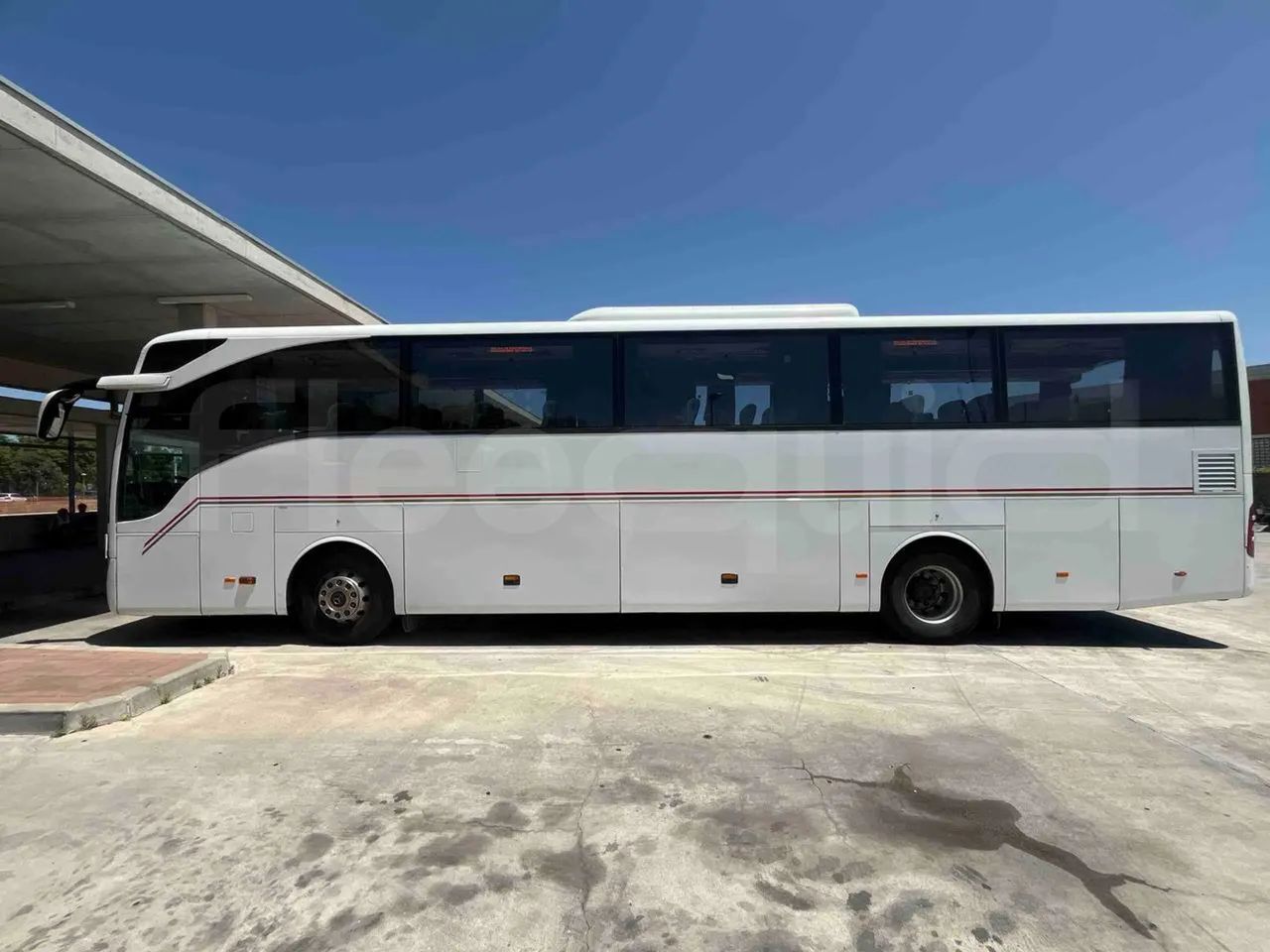 Mercedes-Benz Tourismo - left side photo