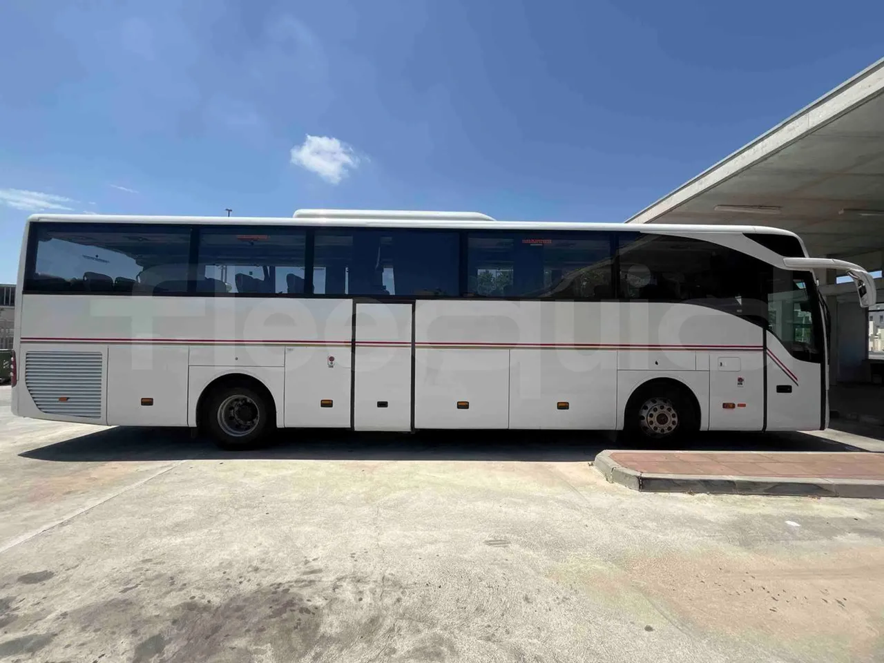Mercedes-Benz Tourismo - right side doors closed