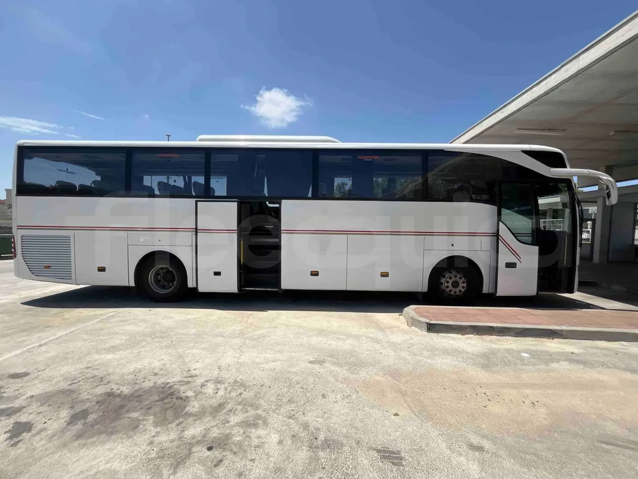 Mercedes-Benz Tourismo - right side doors open