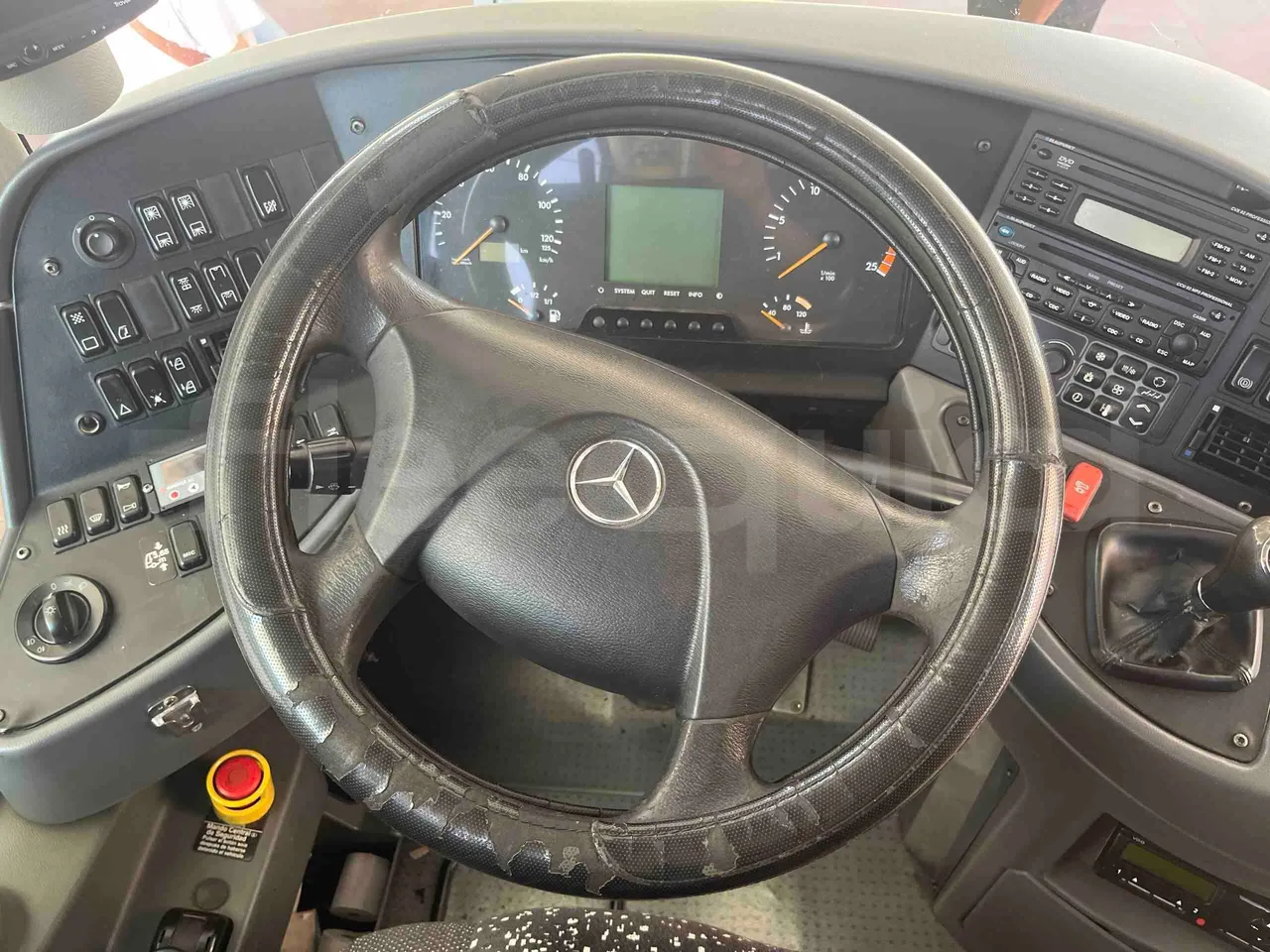 Mercedes-Benz Tourismo - steering wheel photo