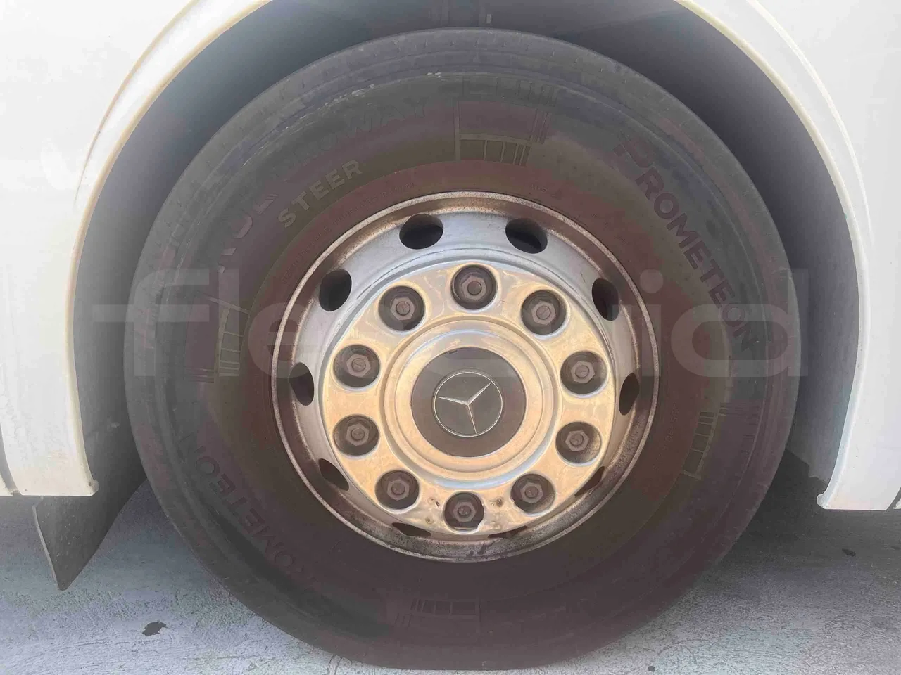 Mercedes-Benz Tourismo - front left tire measurements
