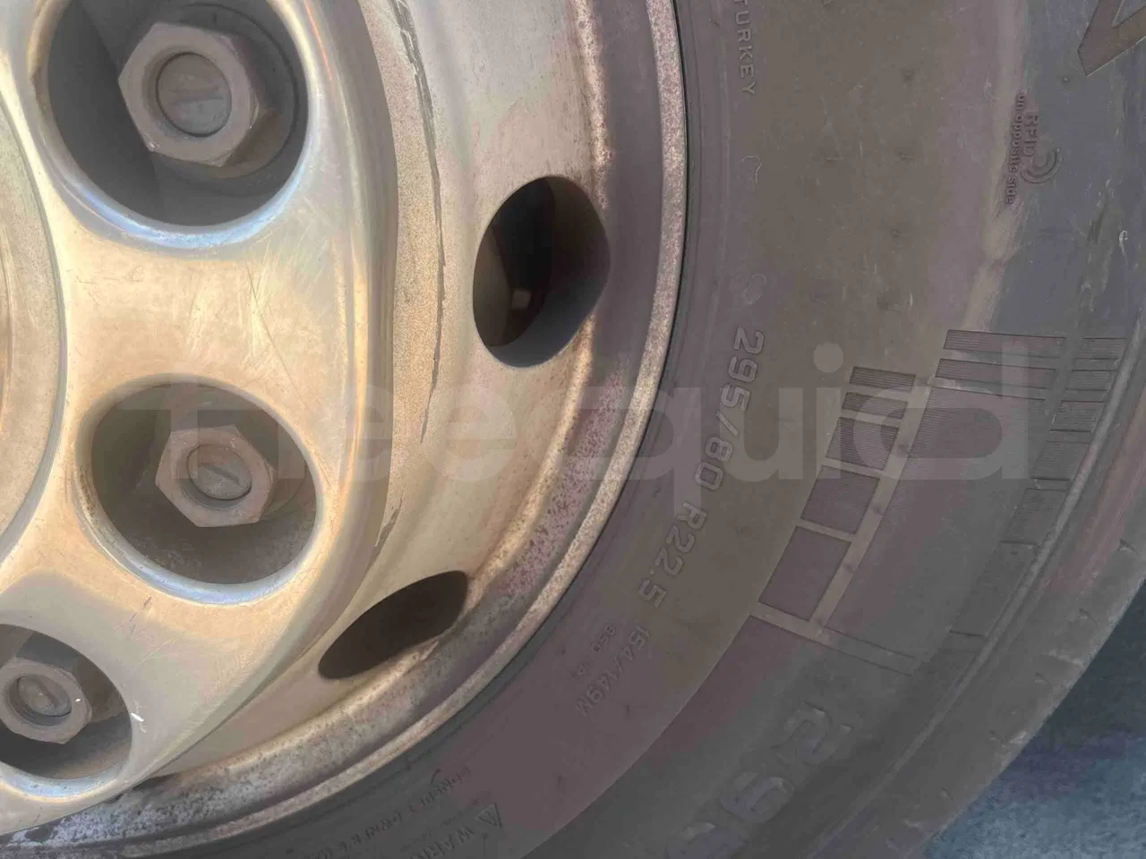 Mercedes-Benz Tourismo - rear left tire photo