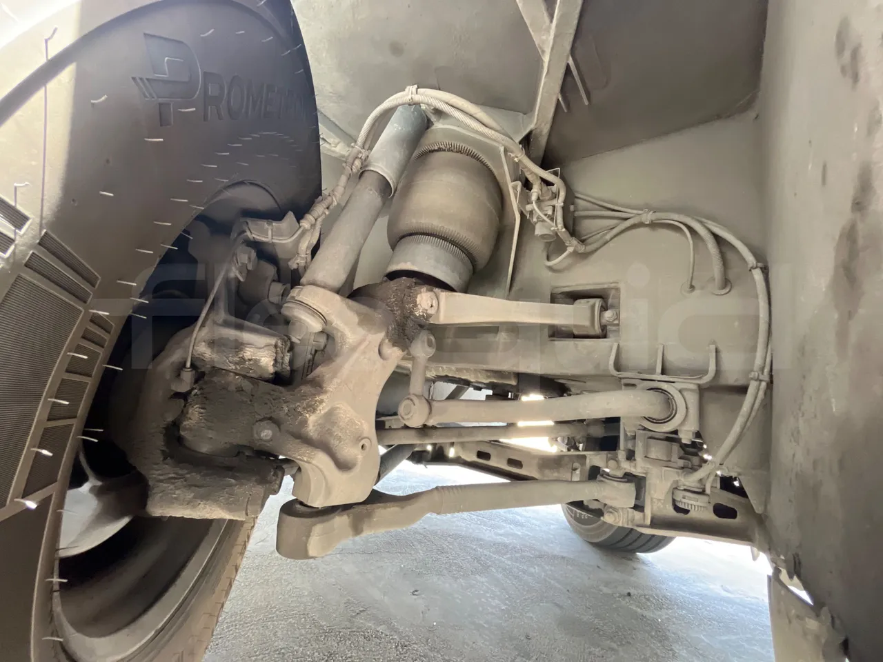 Mercedes-Benz Tourismo - front axle left side