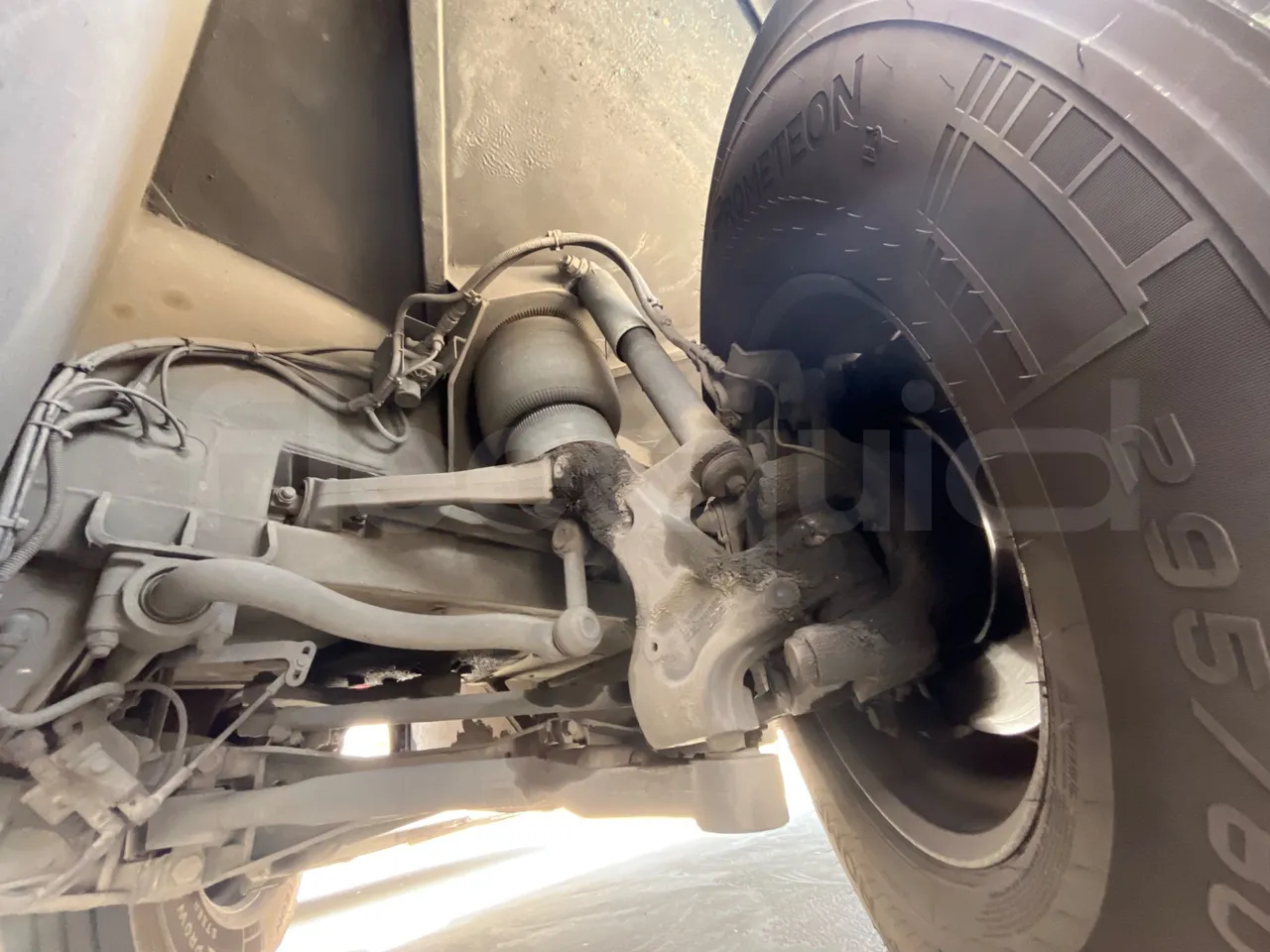 Mercedes-Benz Tourismo - front axle right side