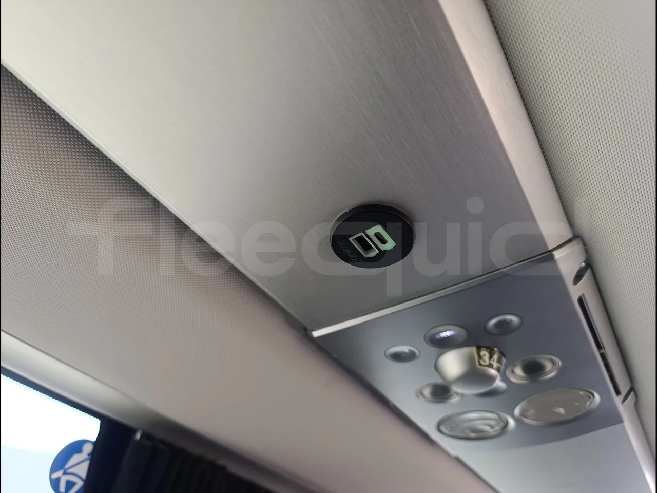 Irizar i6 AD2 I6 13.35/330 E6D/55-EUR6-330Kw-12,92m - usb charging detail