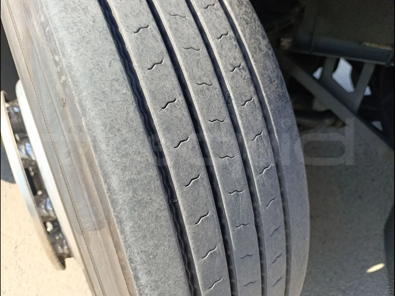 Irizar i6 AD2 I6 13.35/330 E6D/55-EUR6-330Kw-12,92m - tread condition front tires left