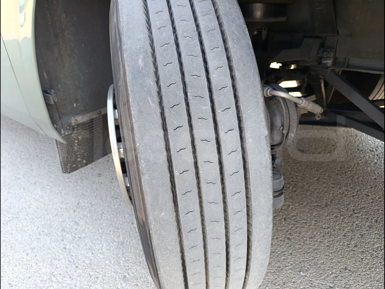 Irizar i6 AD2 I6 13.35/330 E6D/55-EUR6-330Kw-12,92m - tread condition front tires right