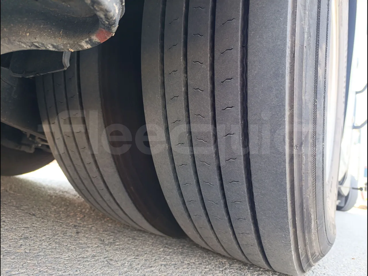 Irizar i6 AD2 I6 13.35/330 E6D/55-EUR6-330Kw-12,92m - tread condition second axle tires right