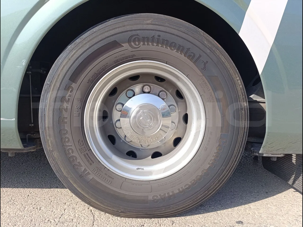 Irizar i6 AD2 I6 13.35/330 E6D/55-EUR6-330Kw-12,92m - rear left tire photo