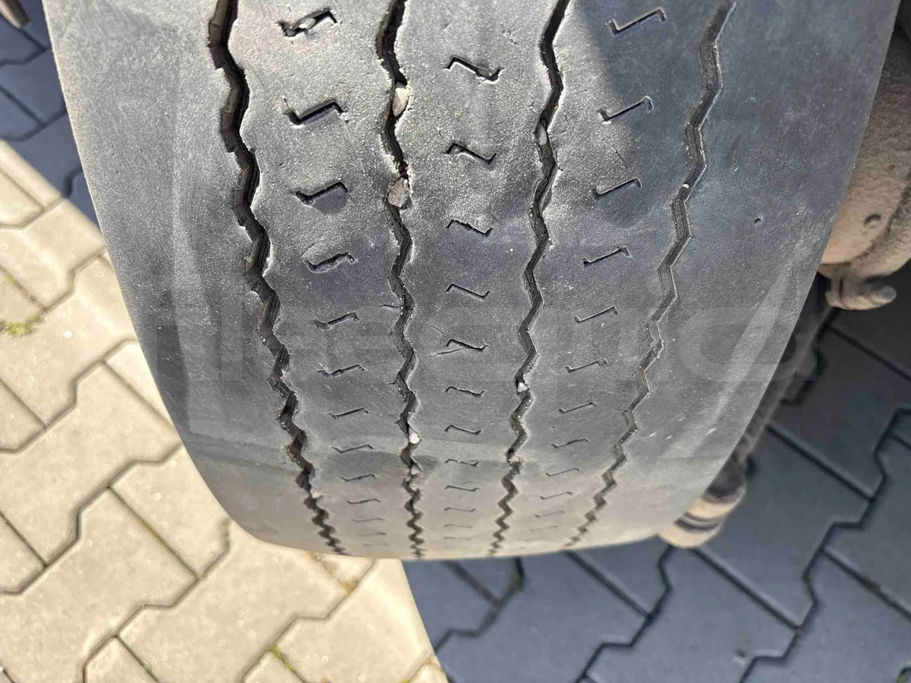 Iveco Crossway SFR161/01 - Euro5 - 243kW - 10.700mt - tread condition front tires right