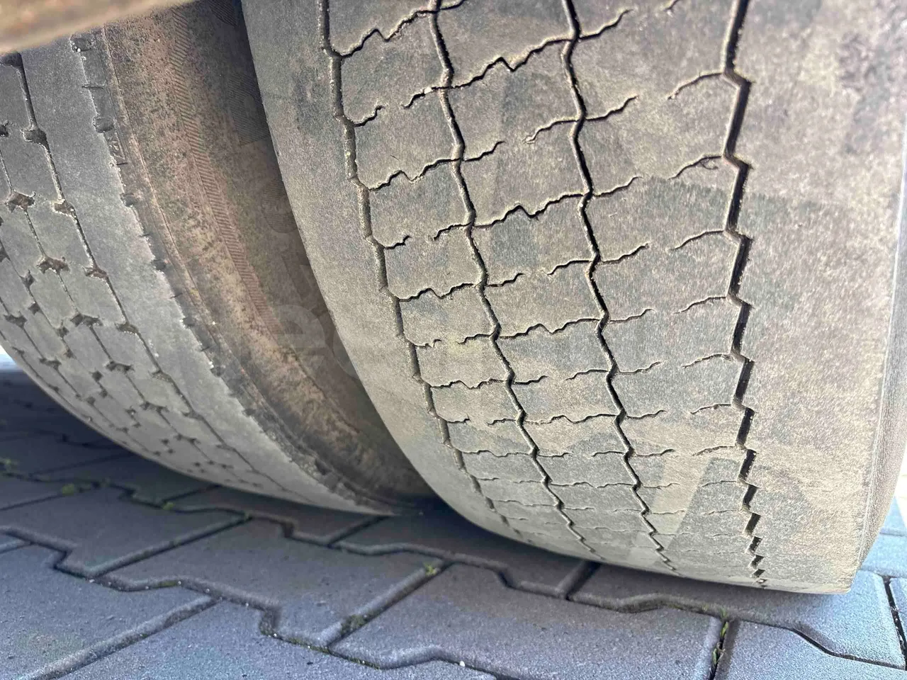 Iveco Crossway SFR161/01 - Euro5 - 243kW - 10.700mt - tread condition second axle tires left