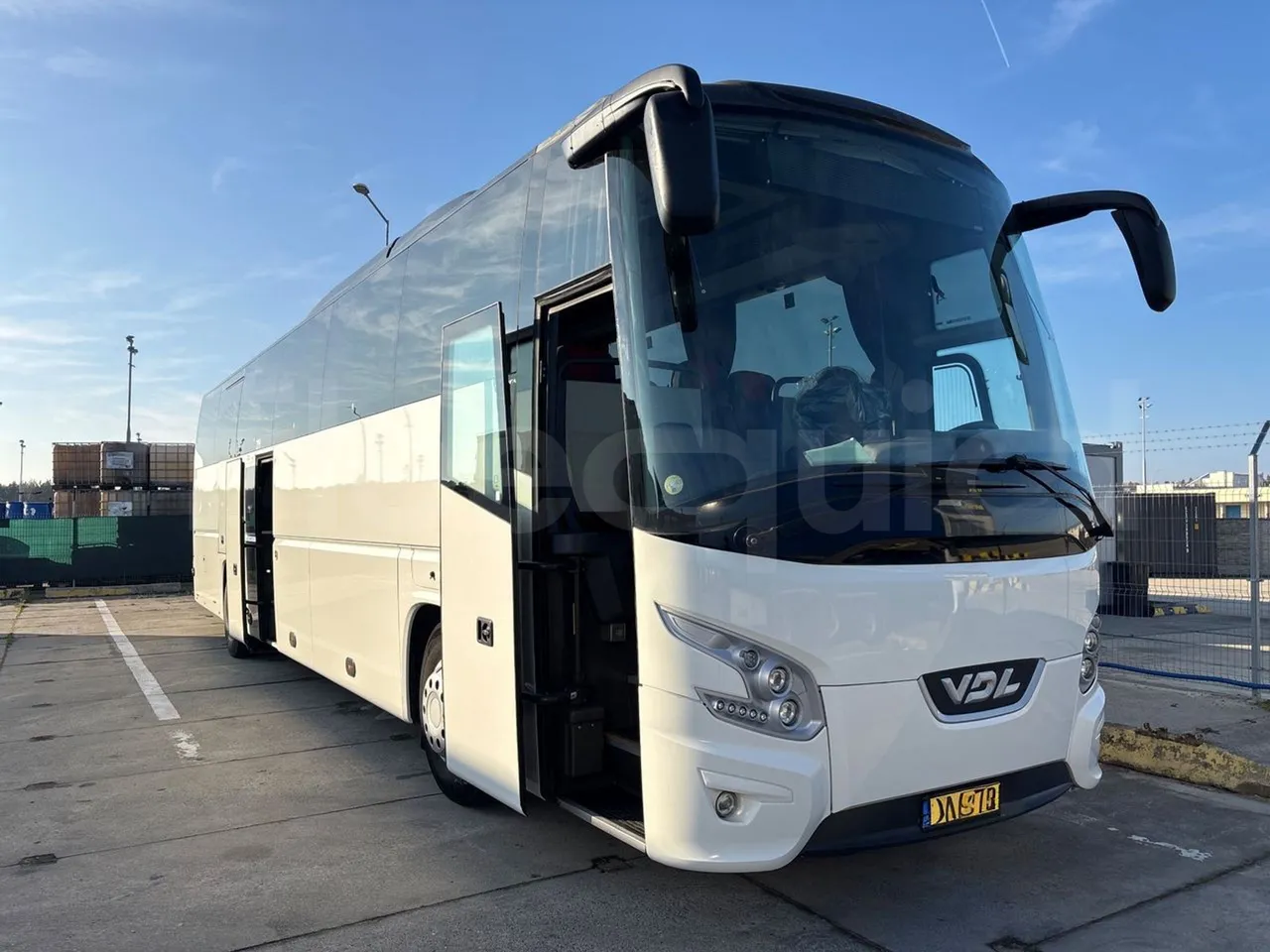 Vdl Futura FHD2 129/300 - EUR6 - 300kW - 3/4 right front doors open