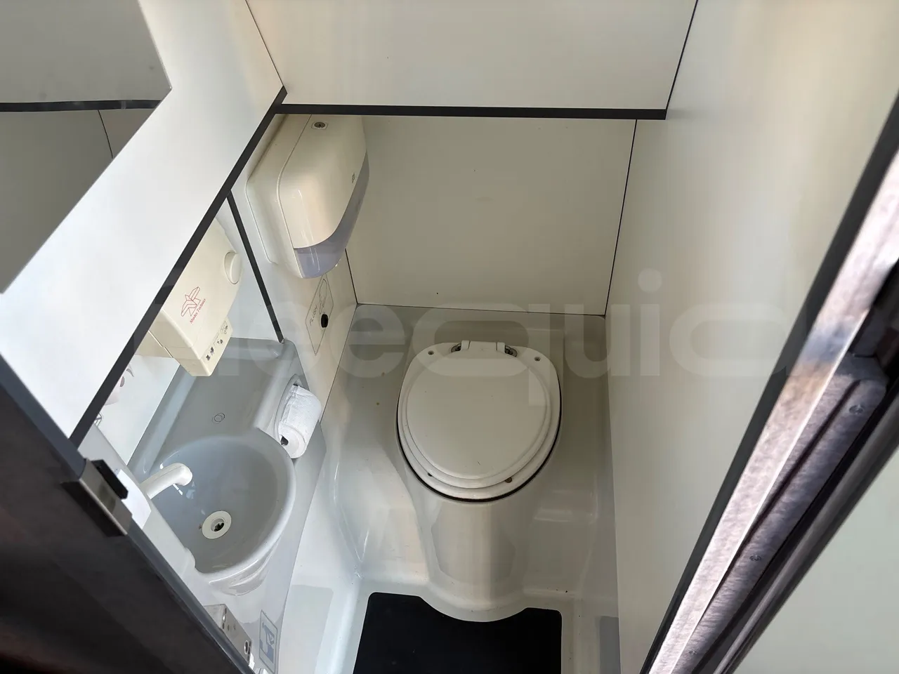 Vdl Futura FHD2 129/300 - EUR6 - 300kW - toilette accessories photo