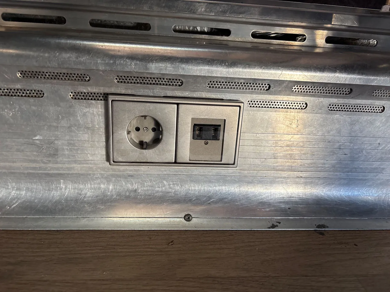 Vdl Futura FHD2 129/300 - EUR6 - 300kW - power outlets detail