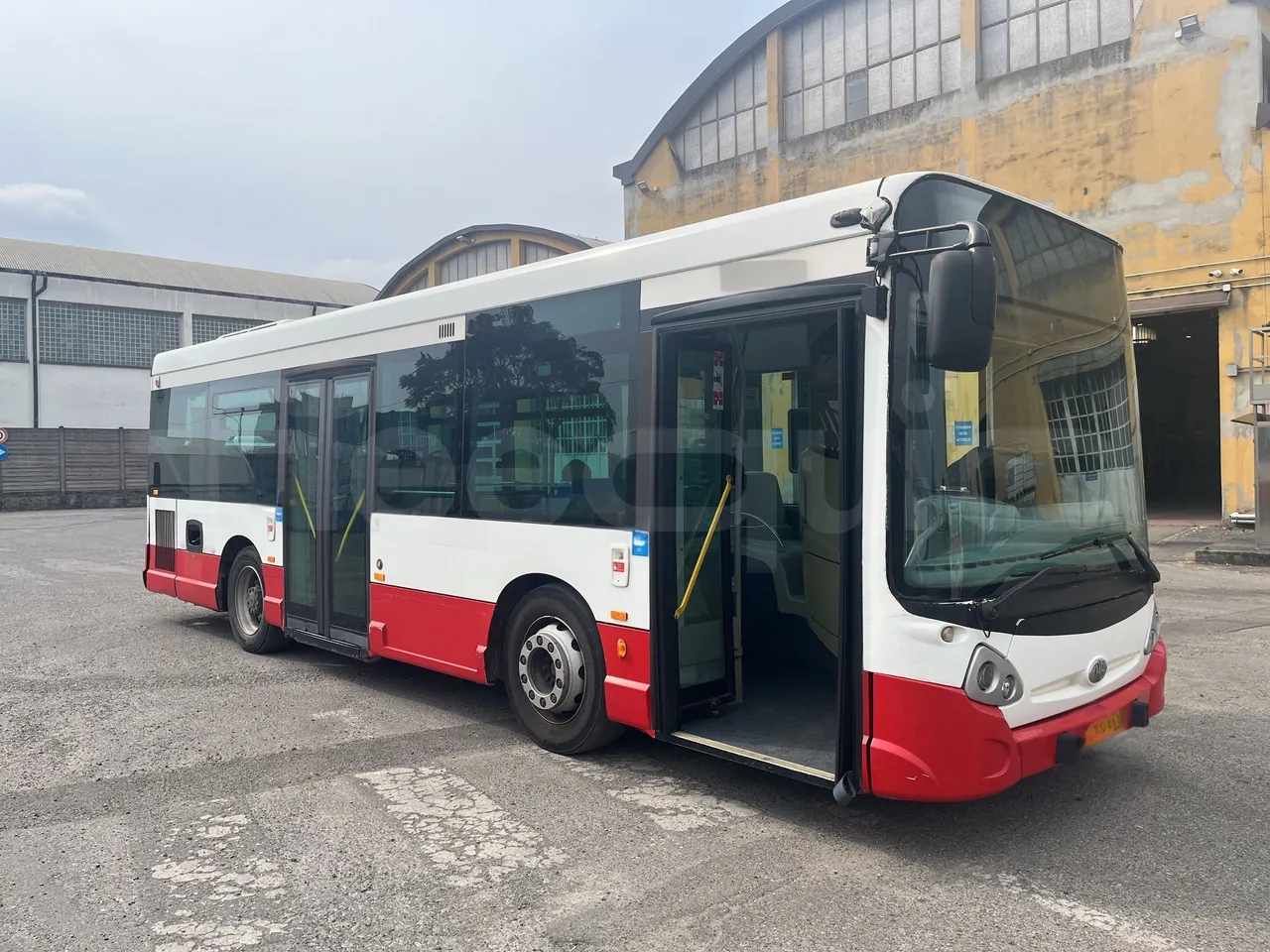 Iveco Heuliez Gx117 - 3/4 Front Right Side Doors Open
