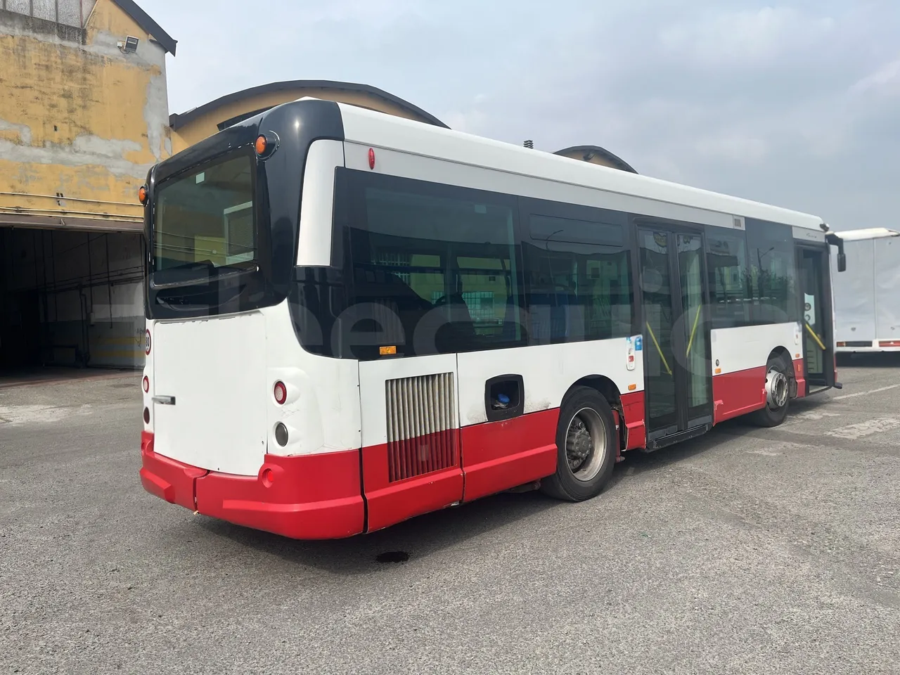 Iveco Heuliez Gx117 - 3/4 Rear Right Side Doors Open