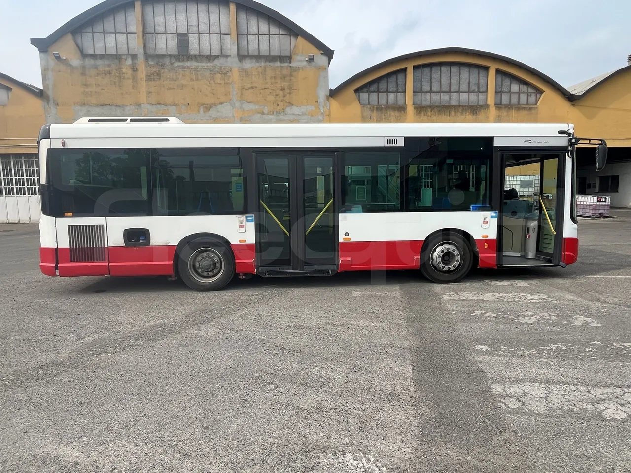 Iveco Heuliez Gx117 - Right Side Doors Open