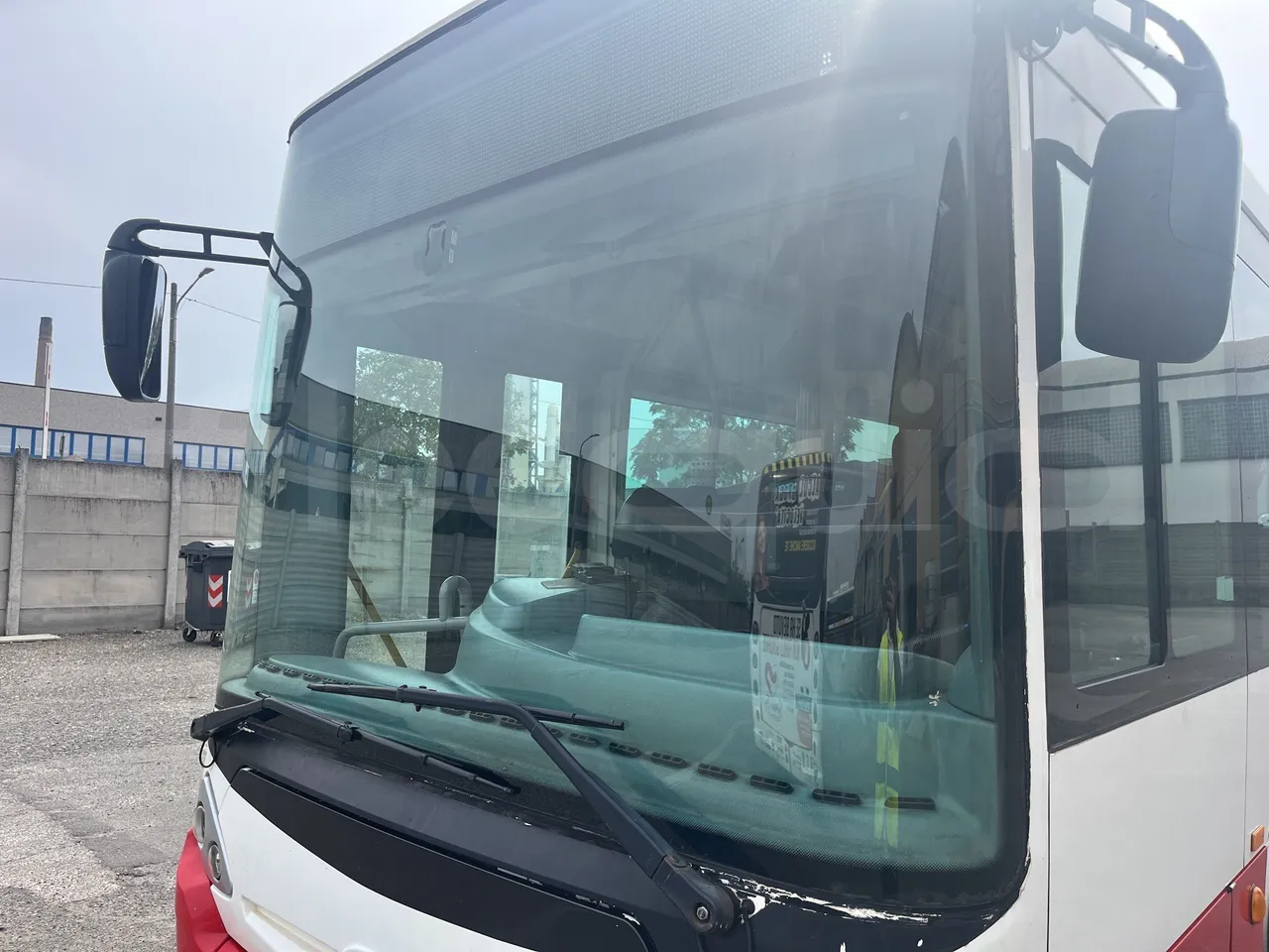 Iveco Heuliez Gx117 - Windscreen From Left Side